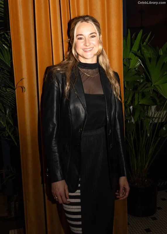 Shailene Woodley photo 11 of 1036