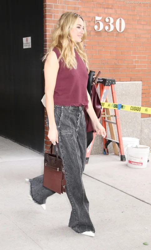 Shailene Woodley photo 21 of 1036