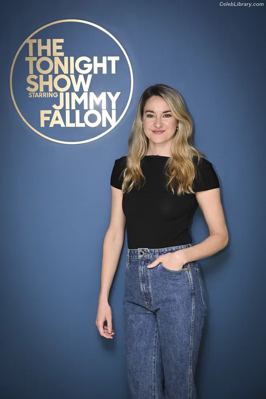 Shailene Woodley photo 1 of 1036