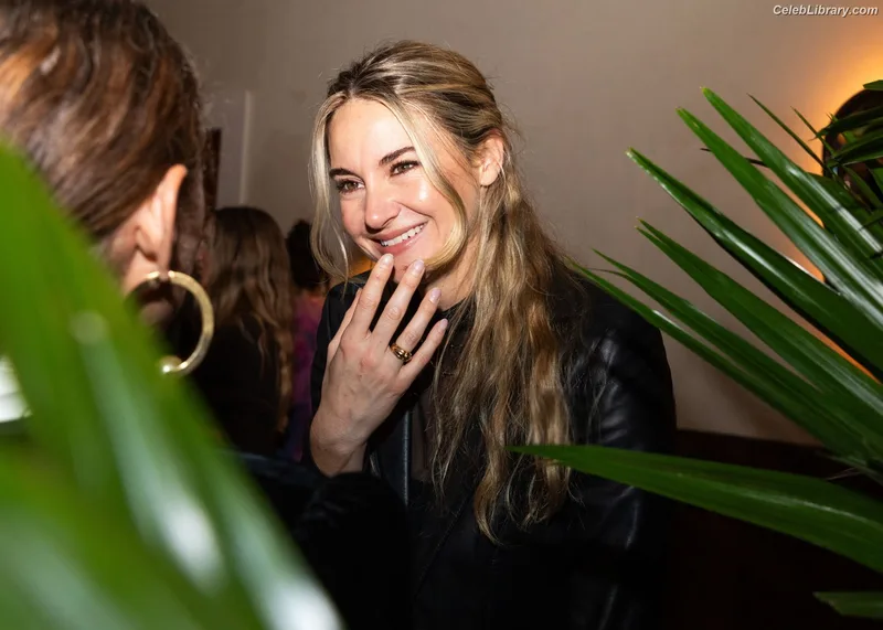 Shailene Woodley photo 17 of 1036