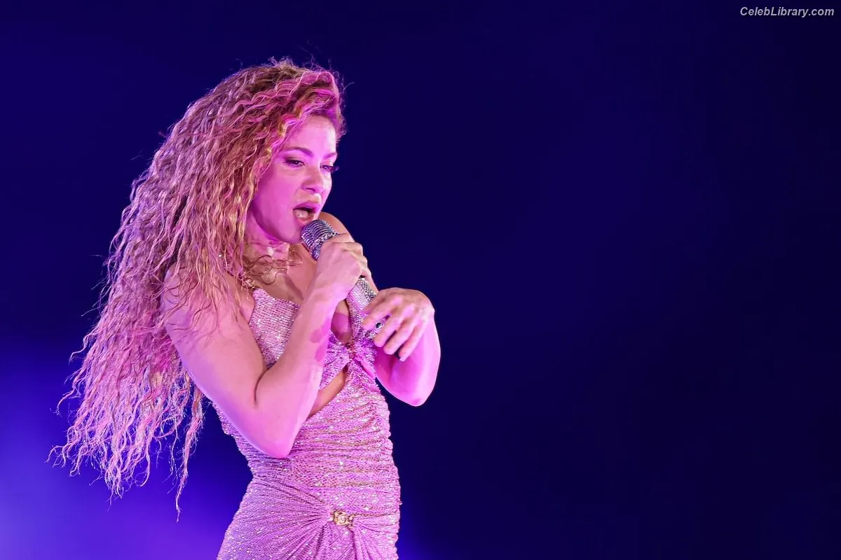 Shakira photo 12 of 1546