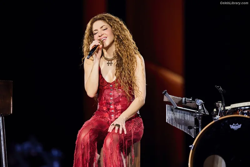 Shakira photo 6 of 1543