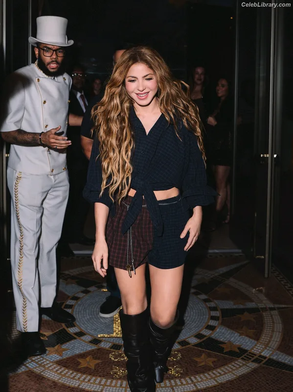 Shakira photo 15 of 1543