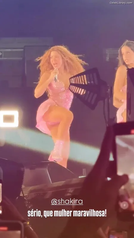 Shakira photo 1 of 1543