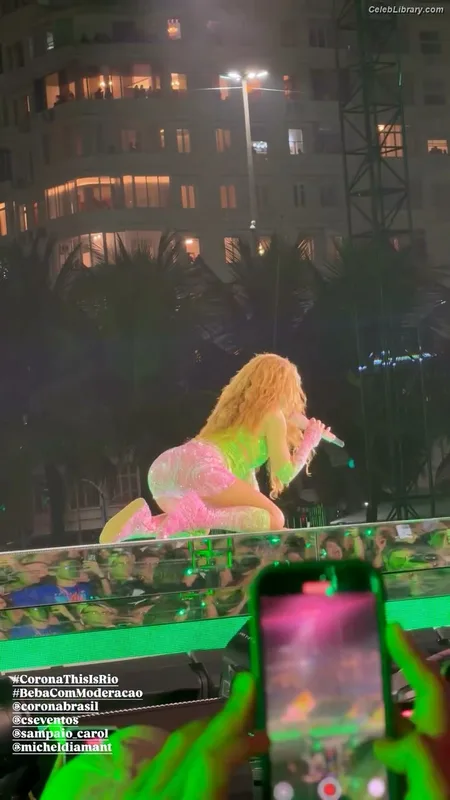 Shakira photo 7 of 1543