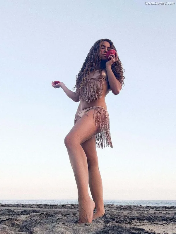 Shakira photo 6 of 1543