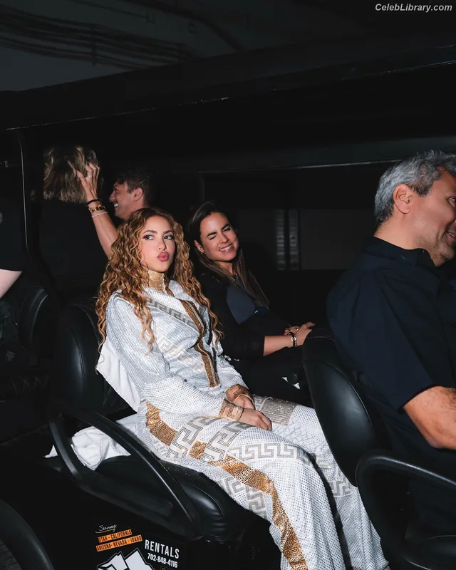 Shakira photo 12 of 1543