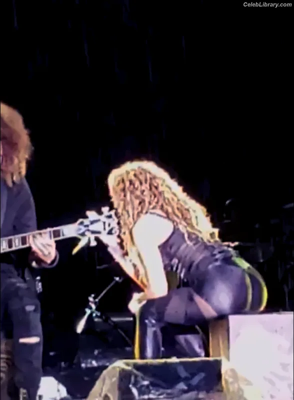 Shakira photo 17 of 1543