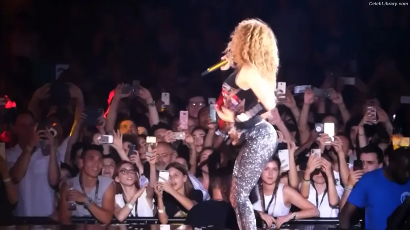 Shakira photo 20 of 1543