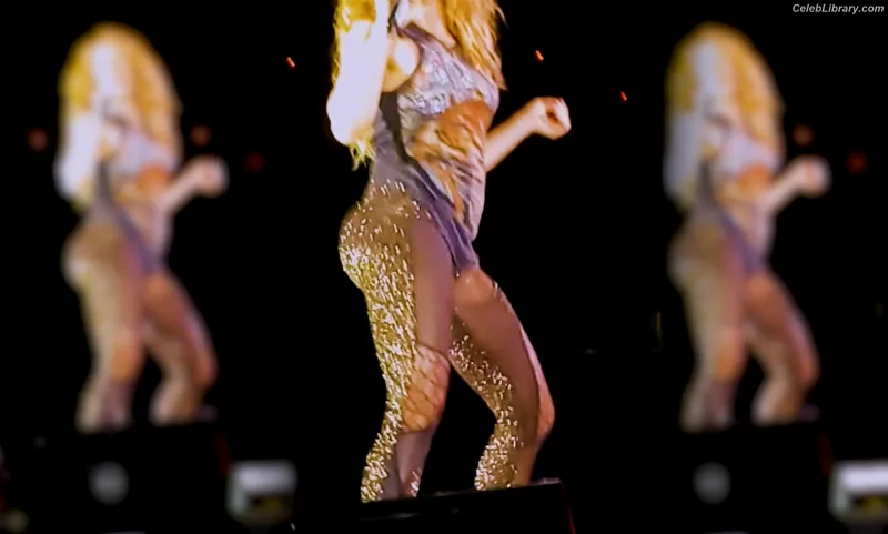 Shakira photo 4 of 1543