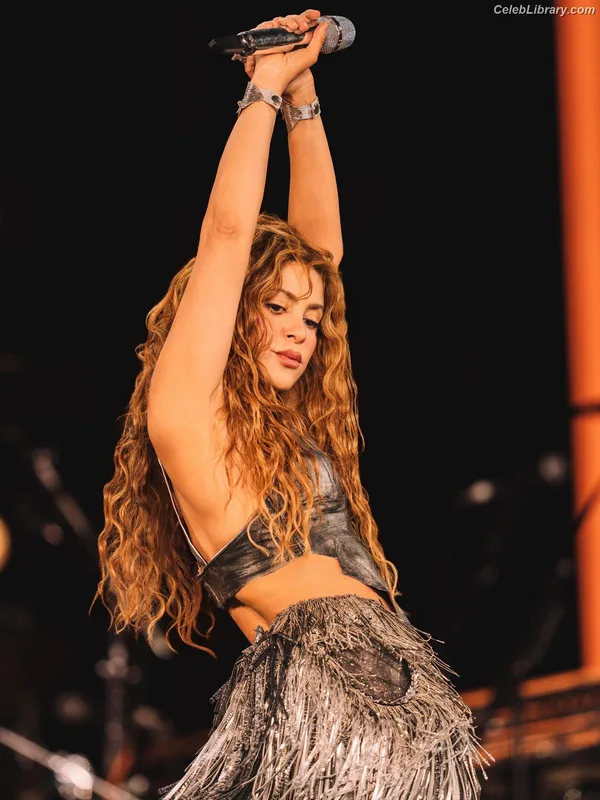 Shakira photo 13 of 1543
