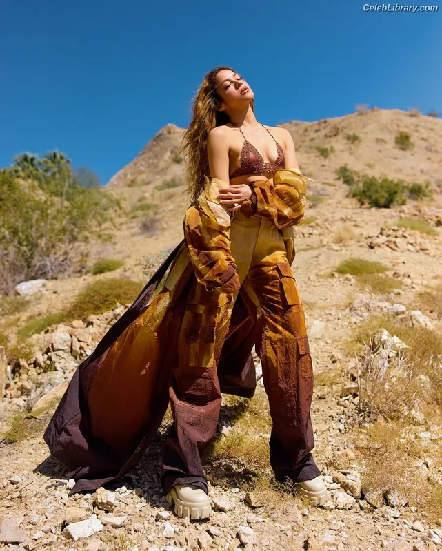 Shakira photo 1 of 1543