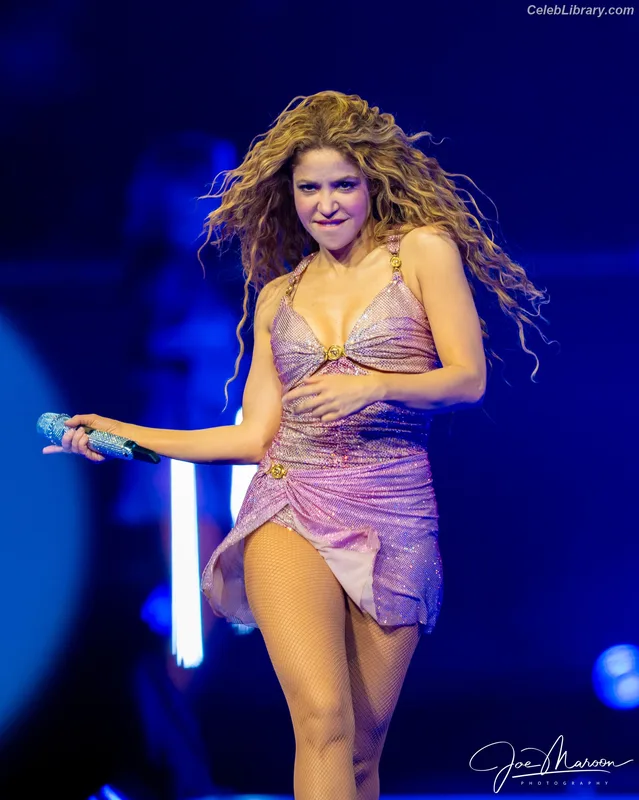 Shakira photo 14 of 1543