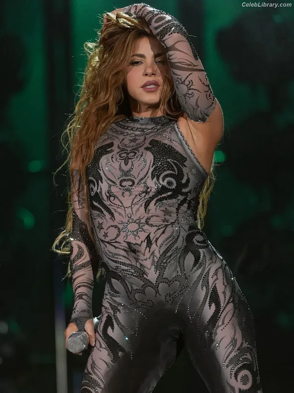 Shakira photo 19 of 1543