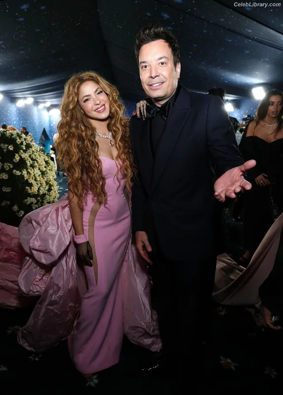 Shakira photo 1 of 1543