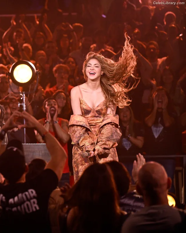 Shakira photo 10 of 1543