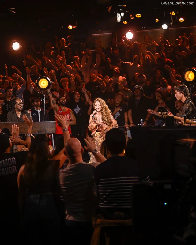 Shakira photo 11 of 1543