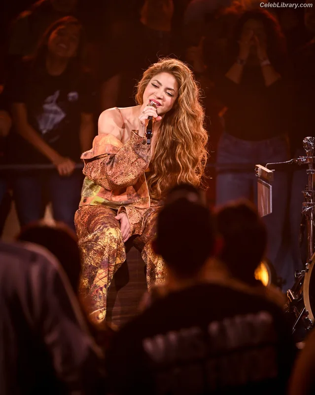 Shakira photo 12 of 1543