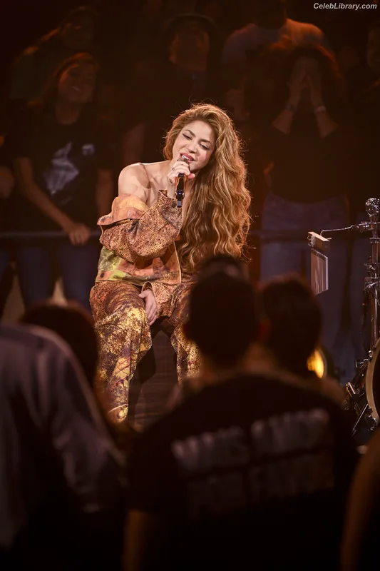 Shakira photo 13 of 1543