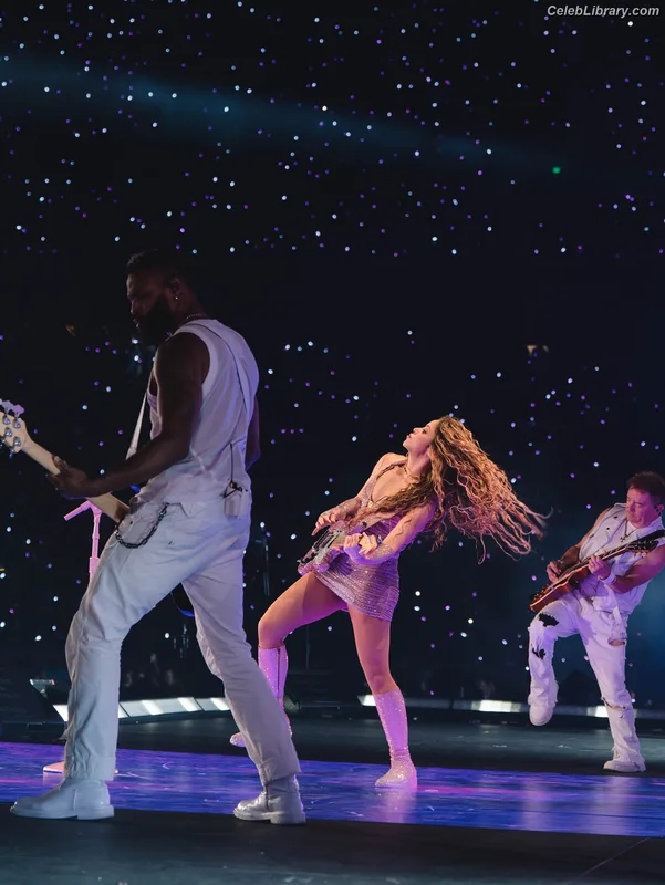 Shakira photo 5 of 1543