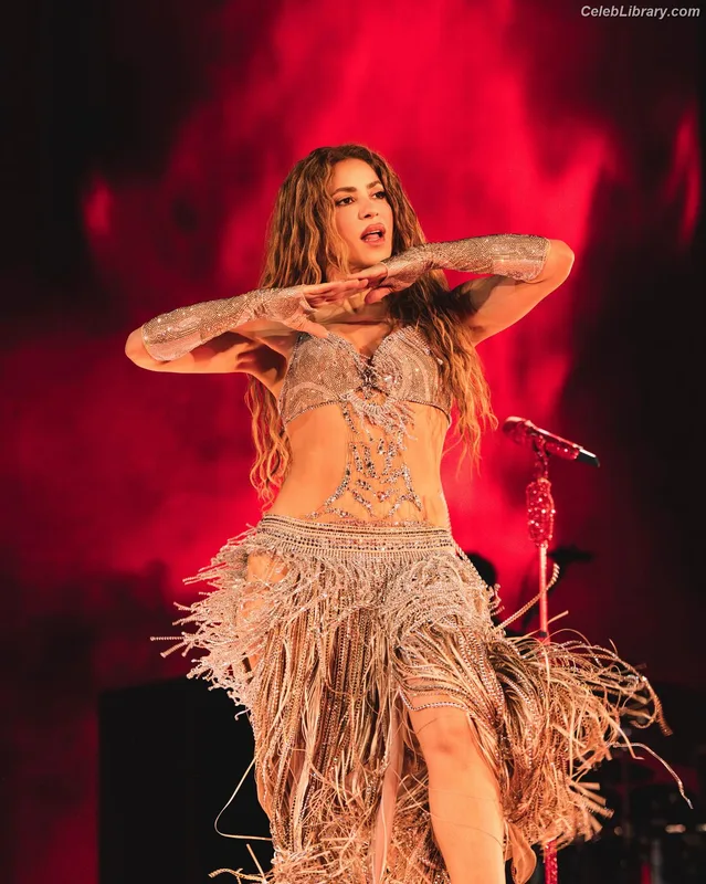 Shakira photo 8 of 1543
