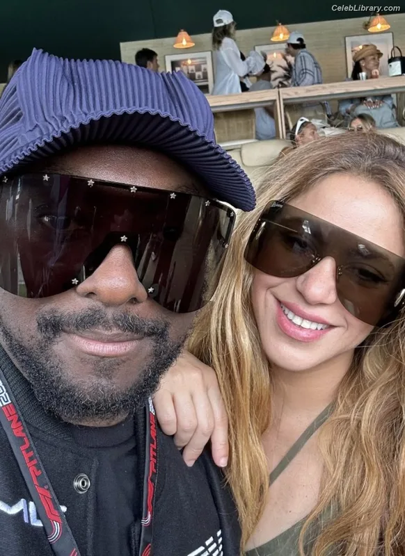 Shakira photo 23 of 1543