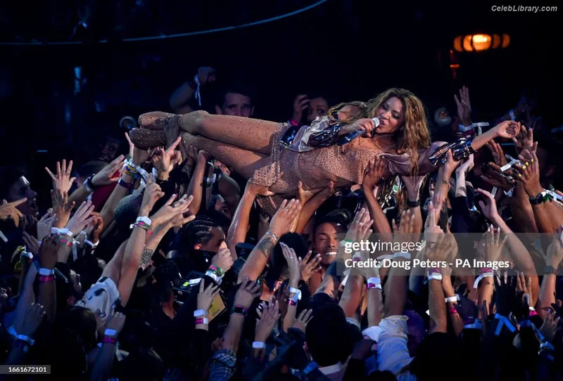 Shakira photo 13 of 1543