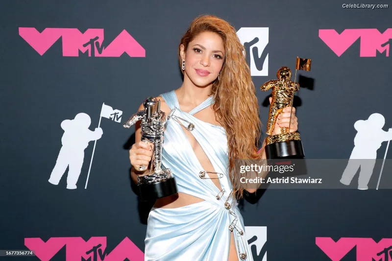 Shakira photo 1 of 1543