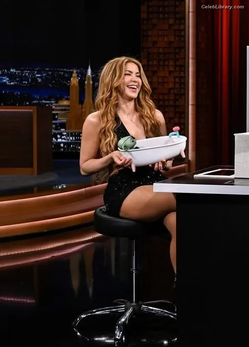 Shakira photo 10 of 1543