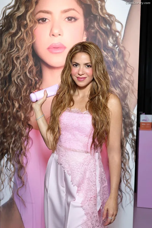 Shakira photo 20 of 1543