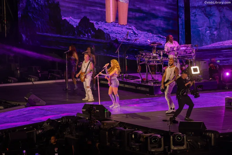 Shakira photo 2 of 1543