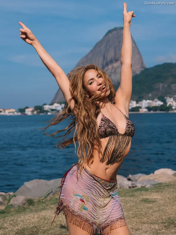 Shakira photo 8 of 1543