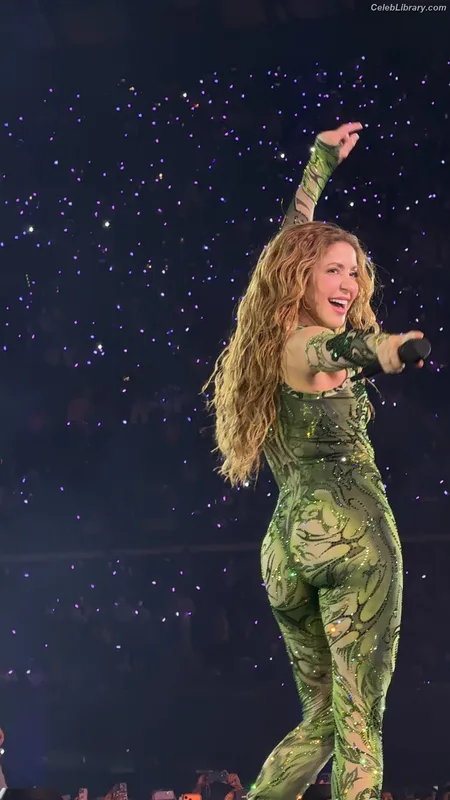 Shakira photo 11 of 1543