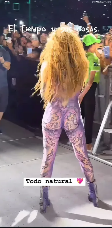 Shakira photo 3 of 1543
