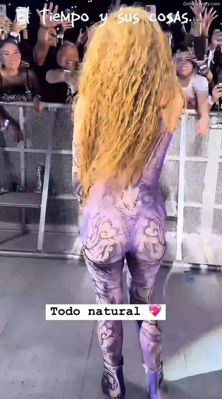 Shakira photo 4 of 1543