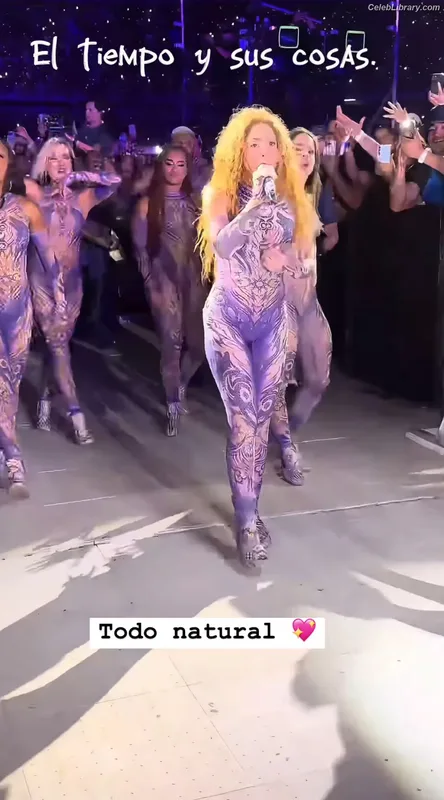 Shakira photo 6 of 1543