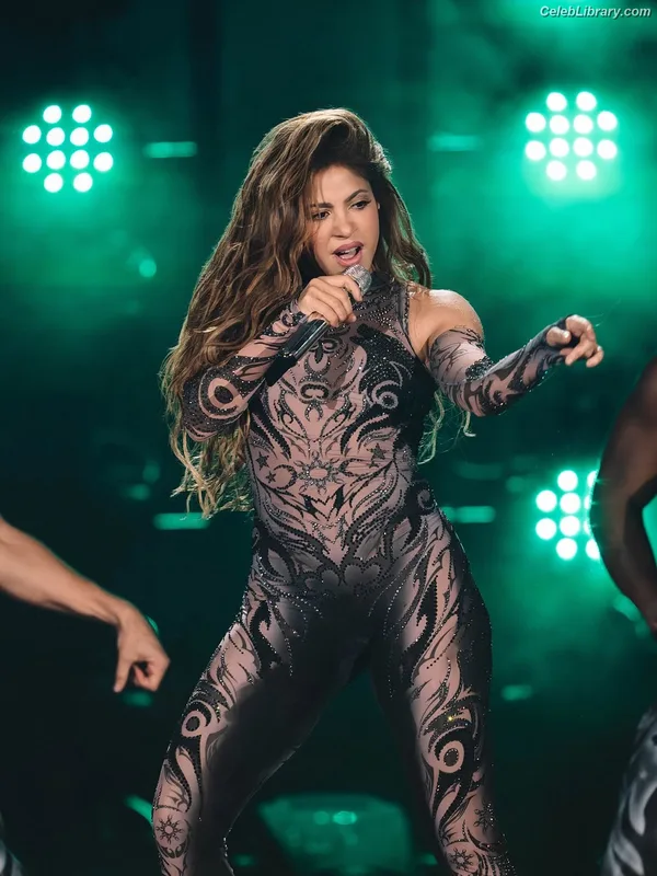 Shakira photo 1 of 1543