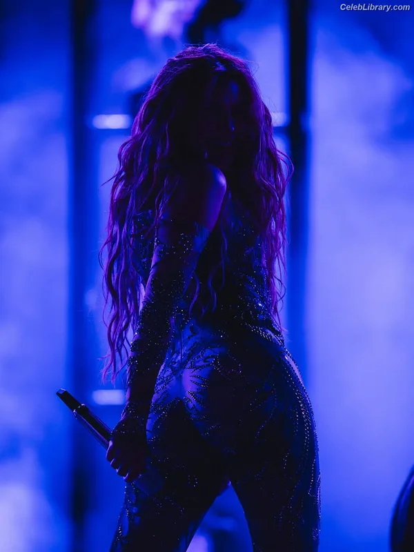 Shakira photo 6 of 1543