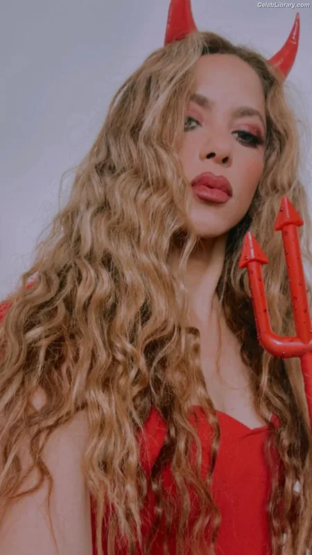 Shakira photo 16 of 1543