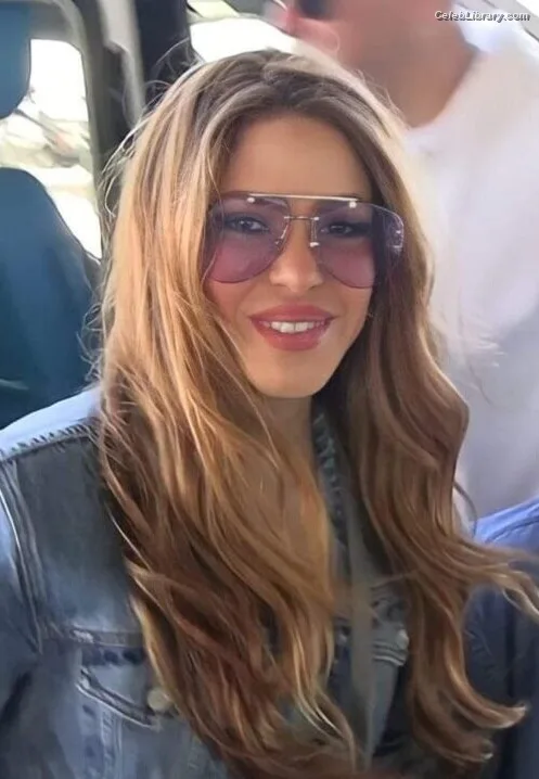 Shakira photo 17 of 1543