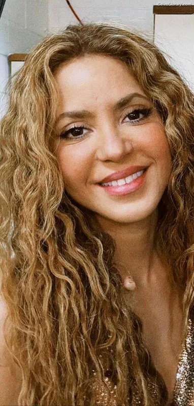 Shakira photo 18 of 1543