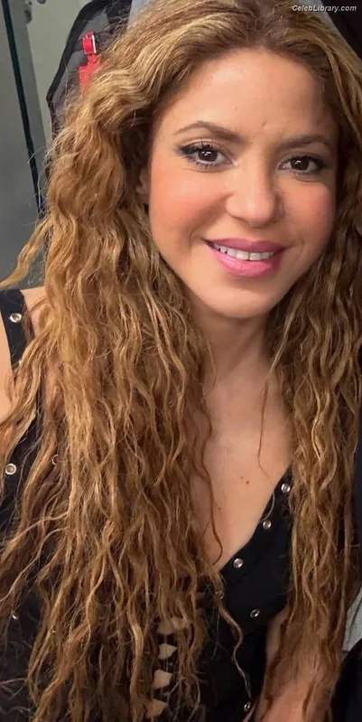 Shakira photo 19 of 1543