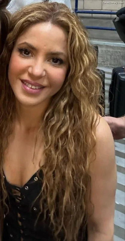 Shakira photo 20 of 1543