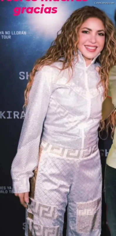 Shakira photo 24 of 1543