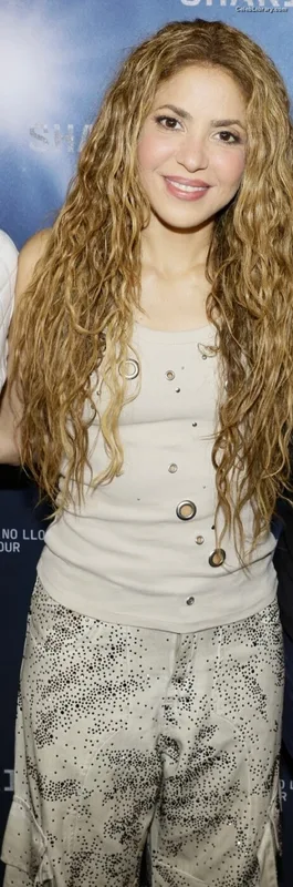 Shakira photo 1 of 1543