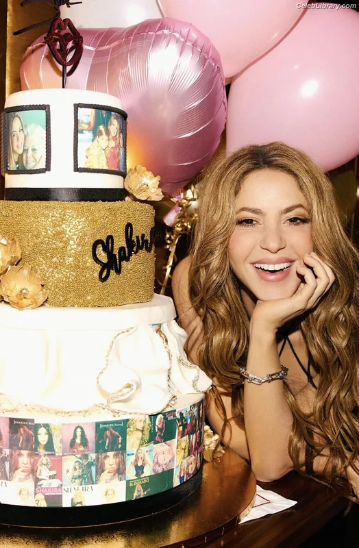 Shakira photo 8 of 1543