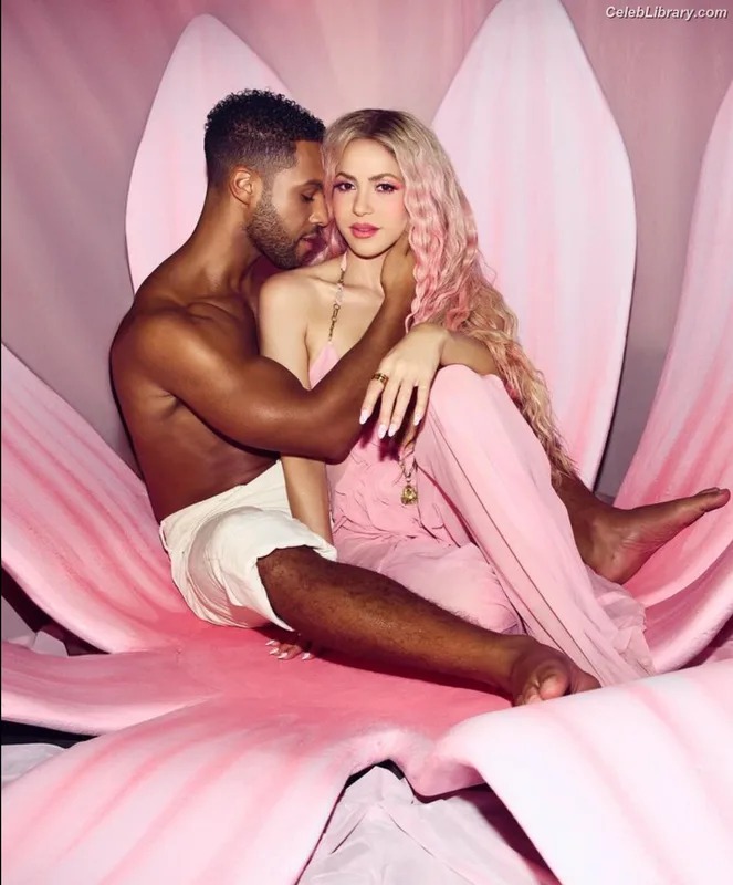 Shakira photo 10 of 1543