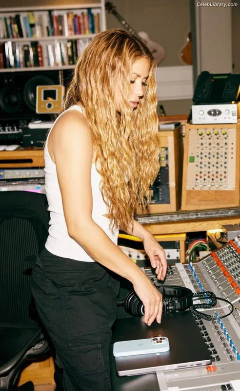 Shakira photo 15 of 1543