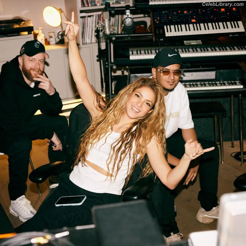 Shakira photo 17 of 1543