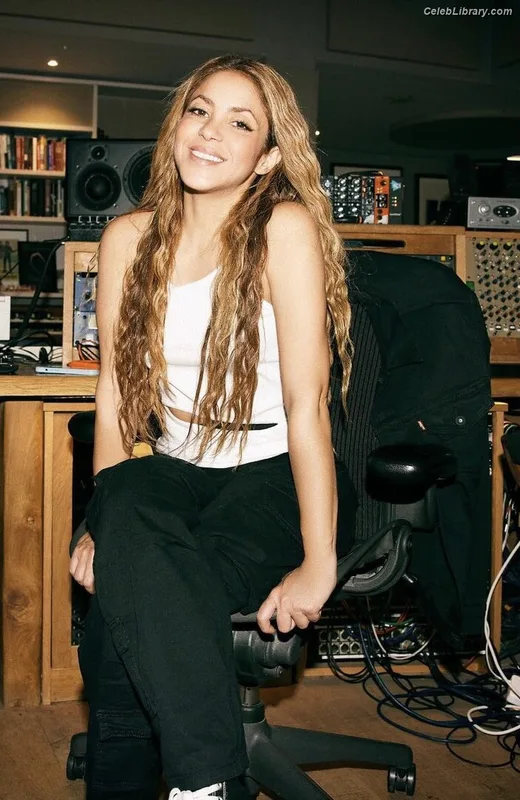 Shakira photo 18 of 1543